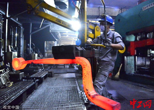 湖北十堰汽車(chē)產(chǎn)業(yè)工人 高溫下的堅(jiān)守與奮斗